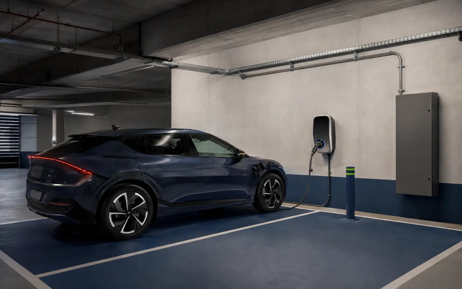 Apartman otoparkında projelendirilmiş elektrikli araç şarj ünitesi ve korumalı kablo hattı